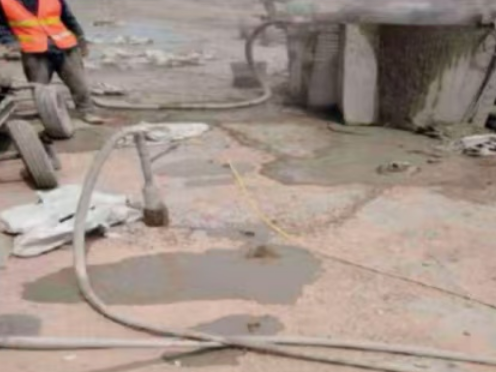 坡心镇水泥混凝土路面板底注浆技术 路面脱空注浆整治方案